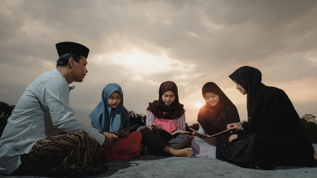 Edukasi Agama Islam: Pengertian, Dasar, Tujuan & Penerapannya